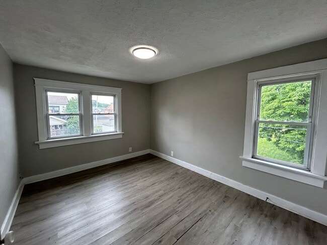 Building Photo - Spacious 3-Bedroom, 1 Bathroom Home Locate...