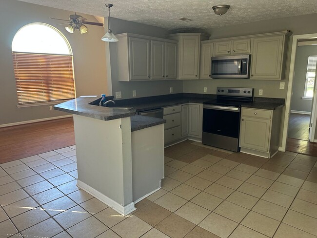 Building Photo - 1311 Circle Dr