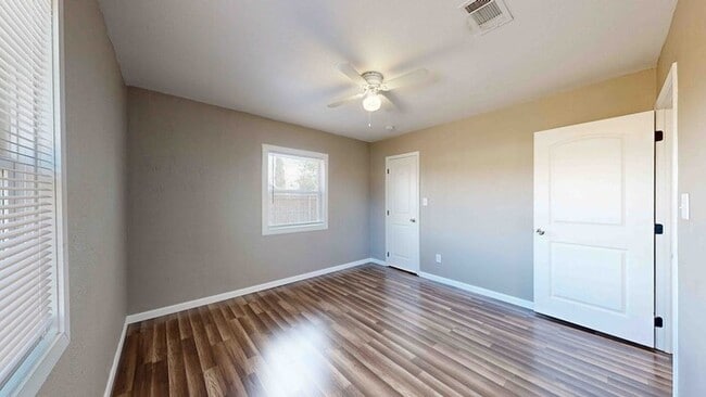 Building Photo - 3 bed 2 bath home with a carport in backyard