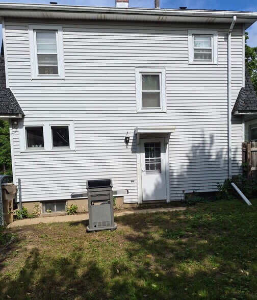 Building Photo - 826 S Brooks St