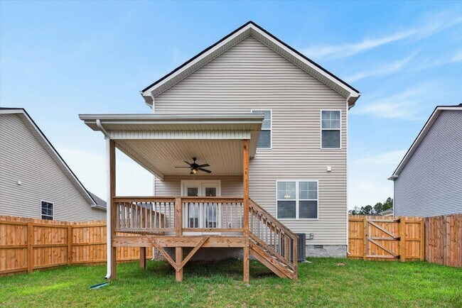 Building Photo - Pet Friendly Three Bedroom!
