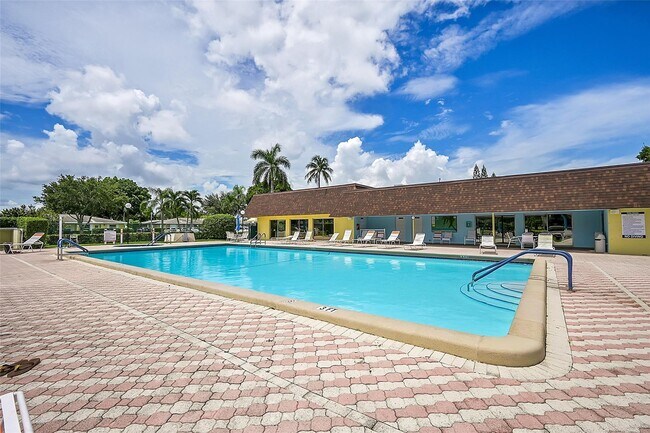 Building Photo - 1100 Boxwood Dr