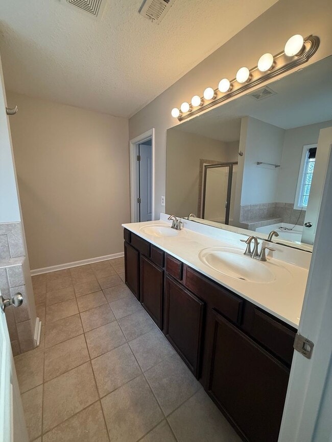 Building Photo - 5 bedroom, 4 bath House