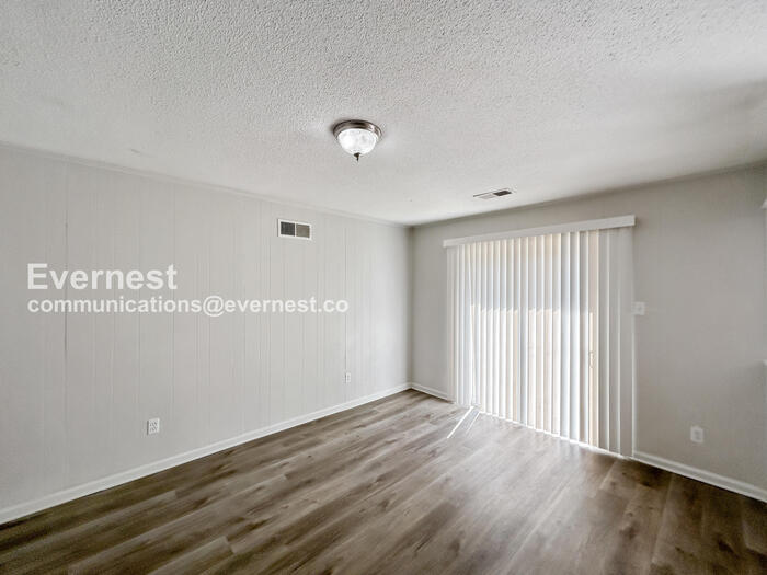 Building Photo - 3415 Castle Dr