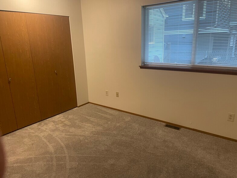 Building Photo - 9741 Woodlawn Ave N