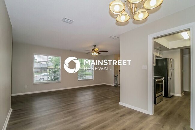 Building Photo - 4 Bedroom Pet-Friendly Home in FERN PARK, FL with Main Street Renewal