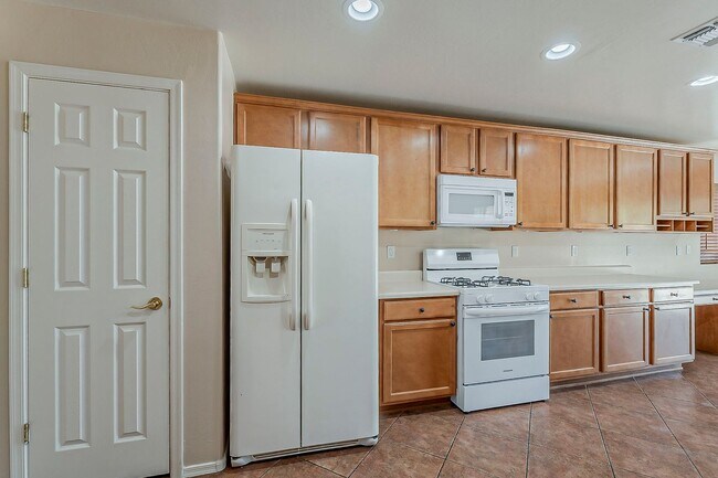 Building Photo - Housing Vouchers Accepted! 4 Bed / 3.5 Bat...