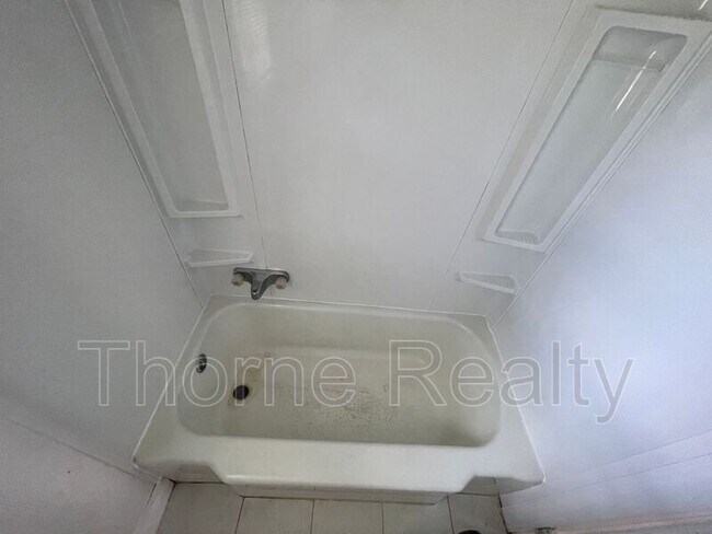 Building Photo - 2233 Oak Dr