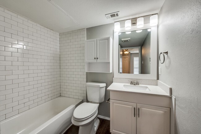 Building Photo - 115 Peachtree Ct