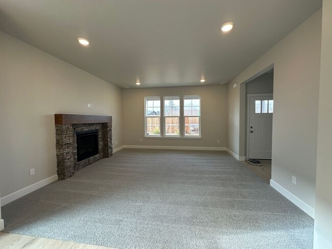 Building Photo - Brand New 3 Bedroom / 2.5 Bathroom Home in NW Redmond OR