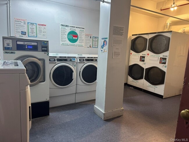 Building Photo - 102-40 67th Dr