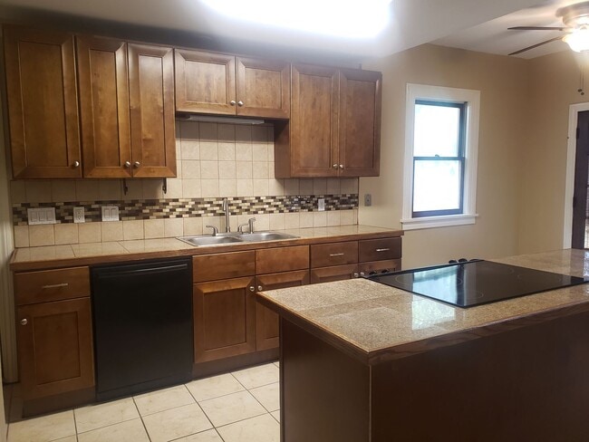 Building Photo - Large Unique House in Milwaukie with Big F...