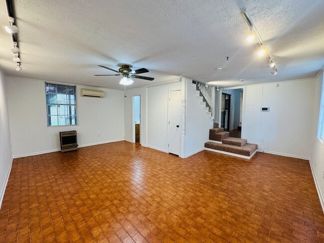 Building Photo - 4-Bedroom just perfect for your family