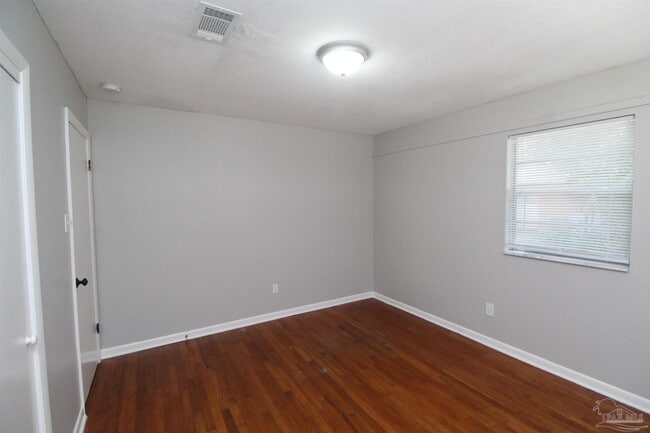 Building Photo - 642 Ditmar St