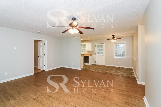 Building Photo - This charming 3BR 2BA home is ready to welcome you home