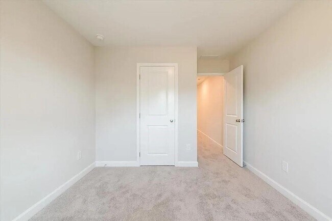 Building Photo - 121 Priestwood Ln