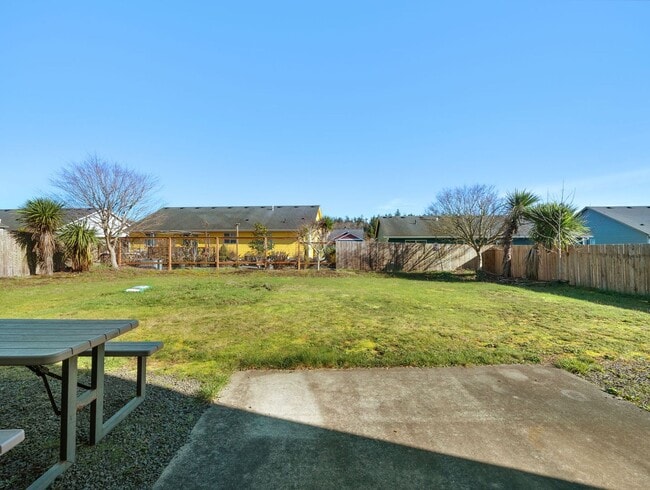 Building Photo - 330 SW Kalmia Ave