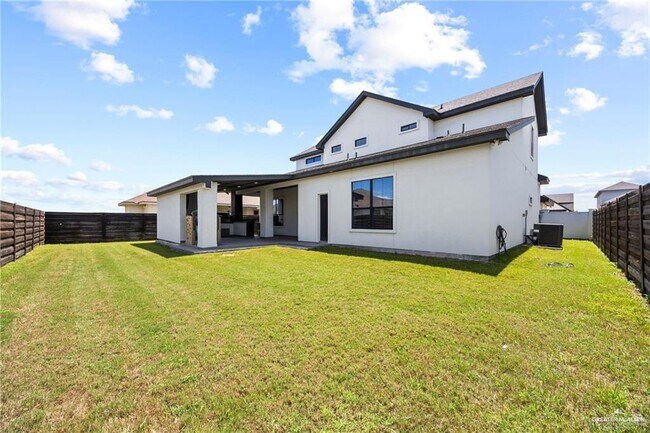 Building Photo - 1615 Lago Delton