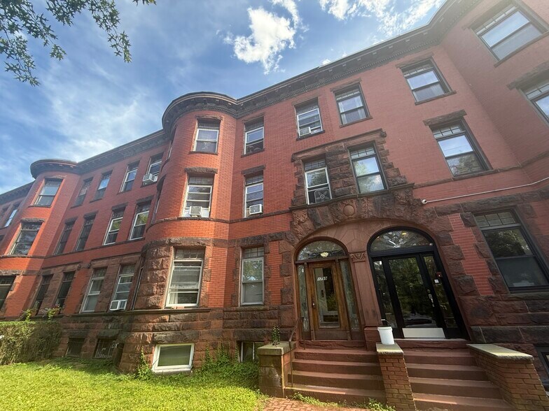 Building Photo - 1799 Beacon St