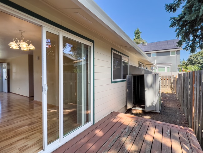 Building Photo - Spacious 3 Bedroom 1 Bath Ranch House  in Milwaukie! Washer and Dryer Included!