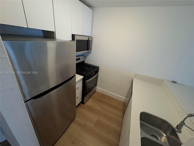 Building Photo - 505 NE 30th St