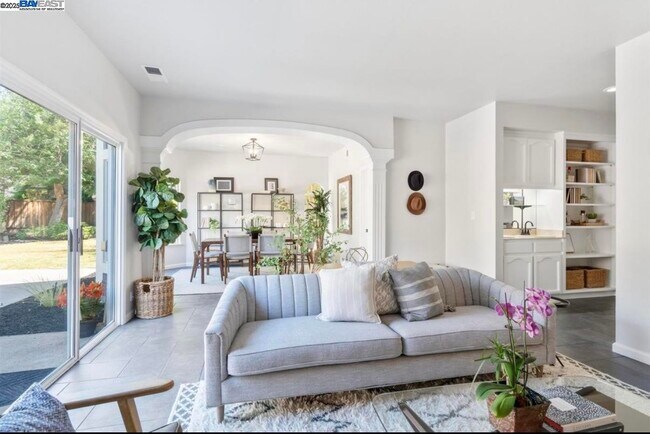 Building Photo - 5 Stuart Pl