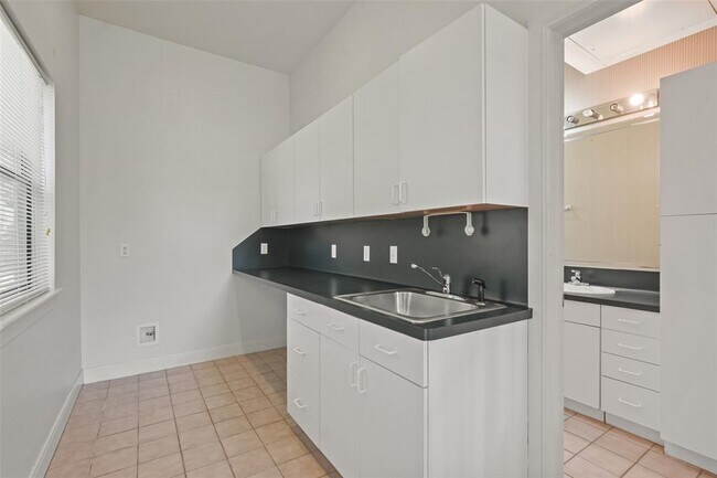 Building Photo - 5 Oak Crest Cir
