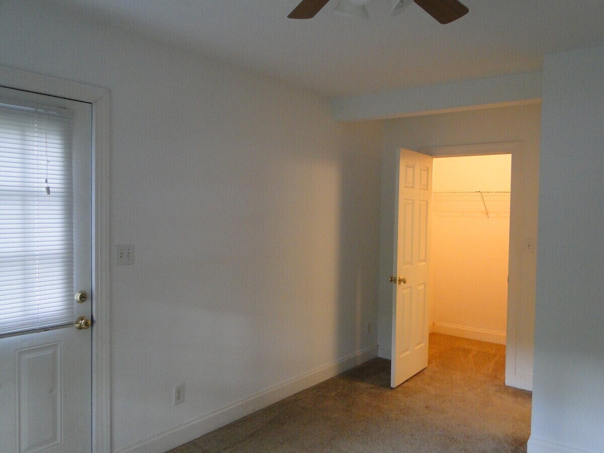 Building Photo - 106 Pine St