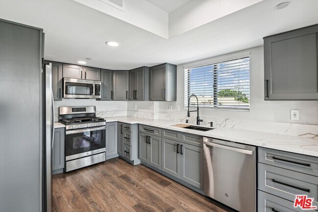 Building Photo - 819 E La Palma Dr