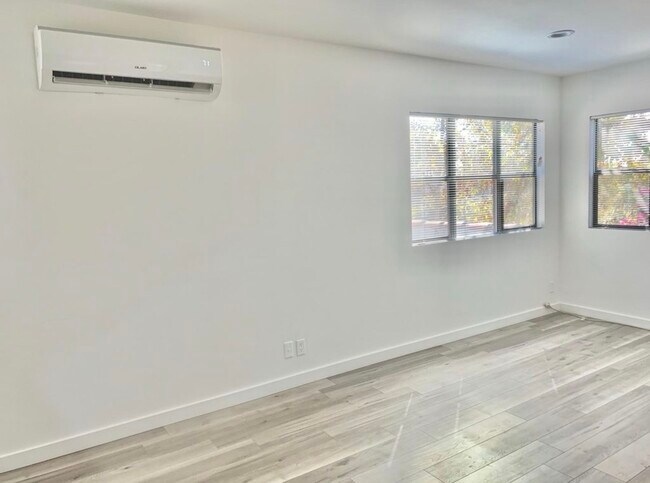 Building Photo - 7411 Willoughby Ave
