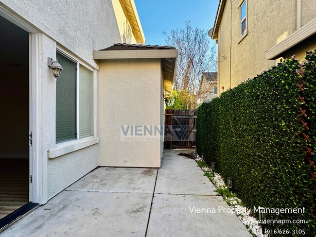 Building Photo - 829 Courtyards Loop