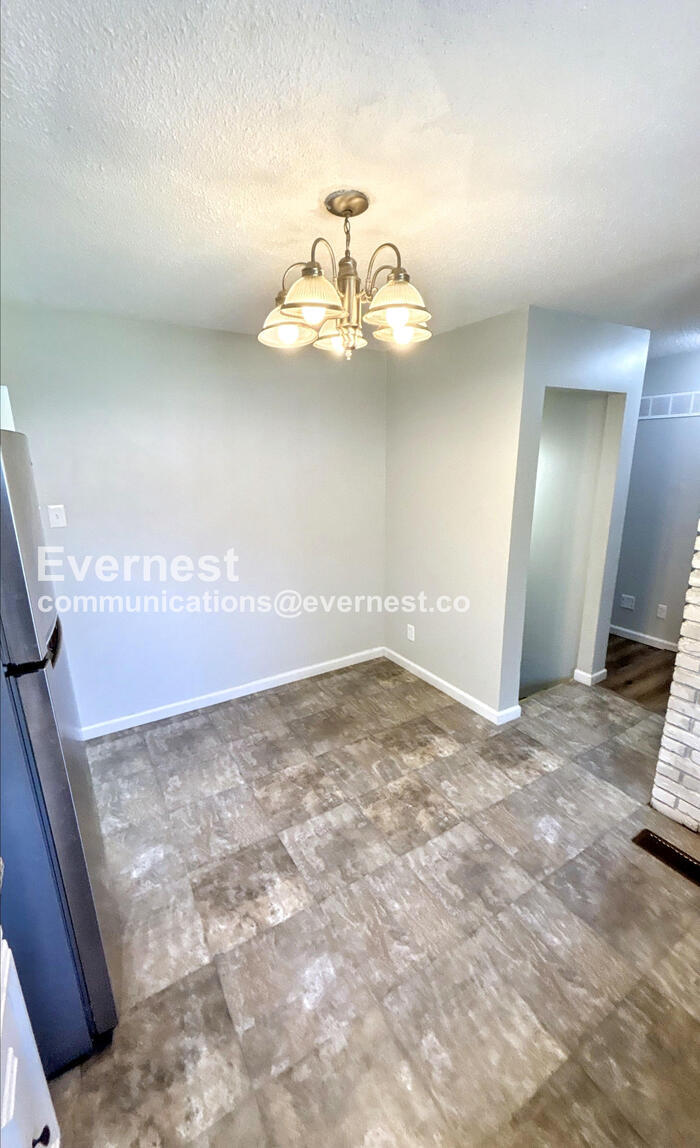 Building Photo - 2185 Cottontail Dr
