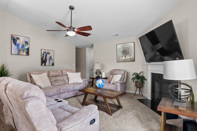 Building Photo - Charming 3-Bedroom Home with Bonus Room in...