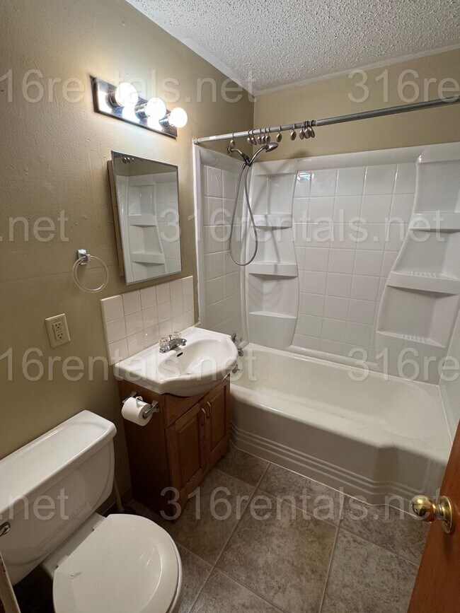 Building Photo - 2 Bed 1 bath house with attached garage in El Dorado!