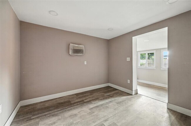Building Photo - 405 N Buena Vista Ave