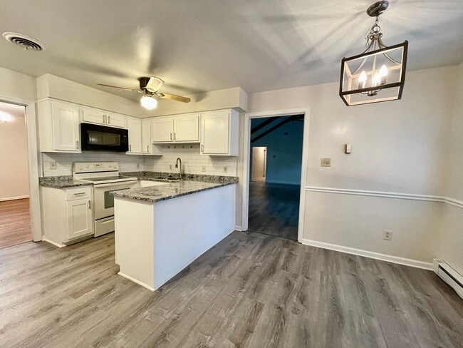 Building Photo - Waterfront Ranch Home - Excellent School Z...