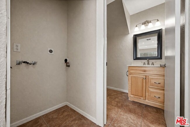 Building Photo - 77 Willowcrest Ln