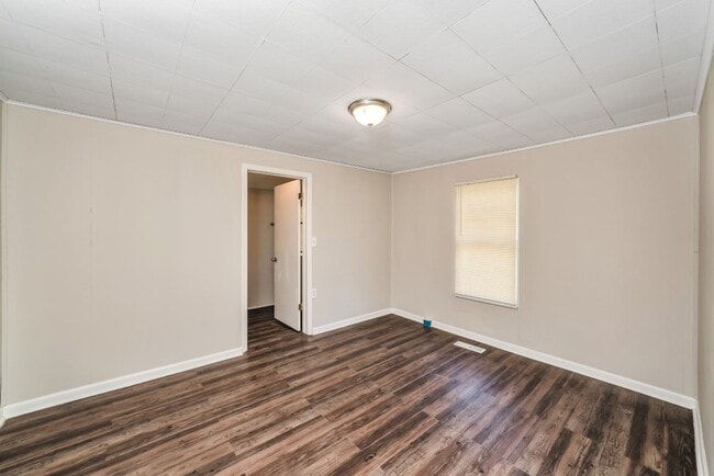 Building Photo - Charming Renovated 2BR Home – Full of Char...