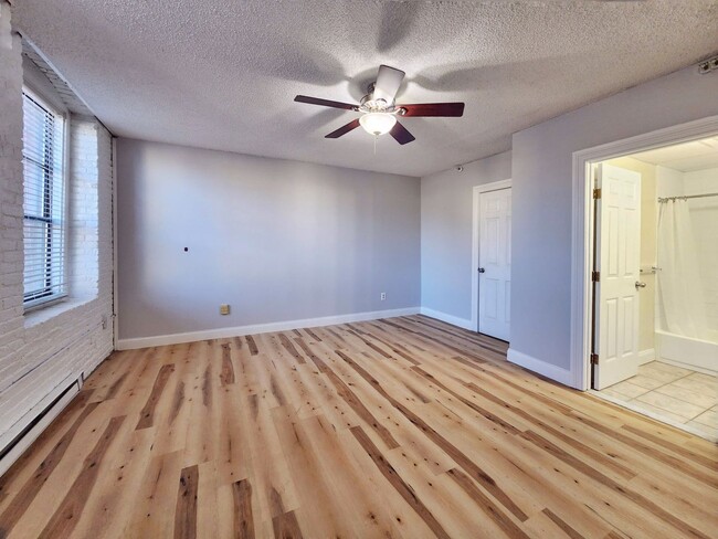 Building Photo - Loft style condo with 2bed 1.5bath, elevat...