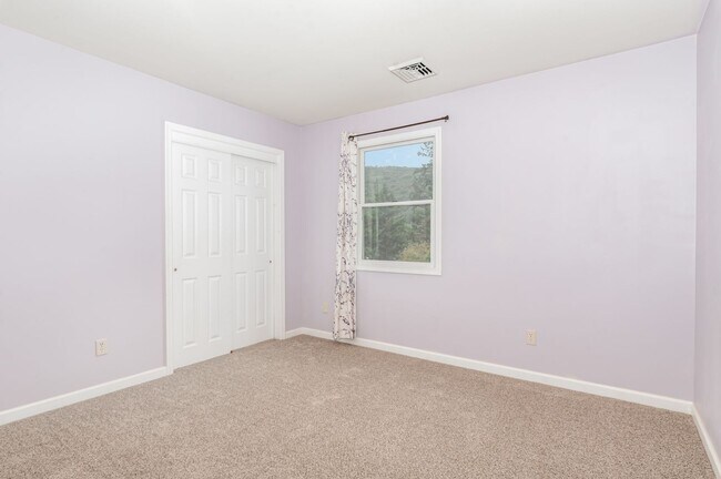 Building Photo - Spacious 3 bedroom Split level