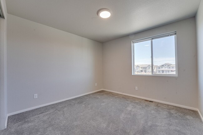 Building Photo - 3 bed, 2.5 bath Townhome in Mosaic Neighborhood