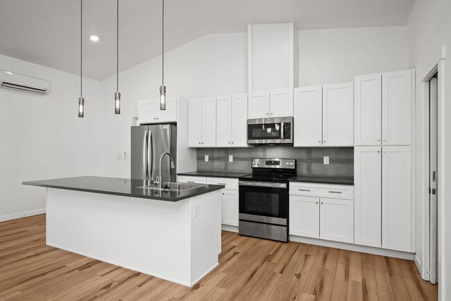 Building Photo - BEAUTIFUL Spacious Modern Grandview Single Level Home!