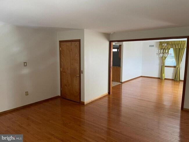 Building Photo - 1306 Hawthorne Ln