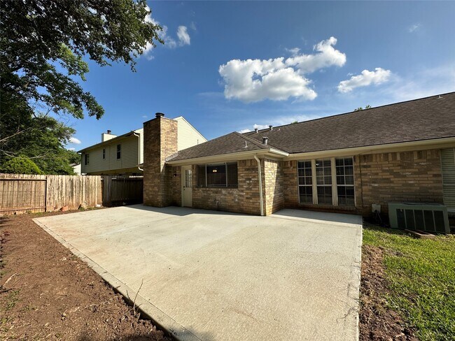 Building Photo - 3319 Green Fields Dr