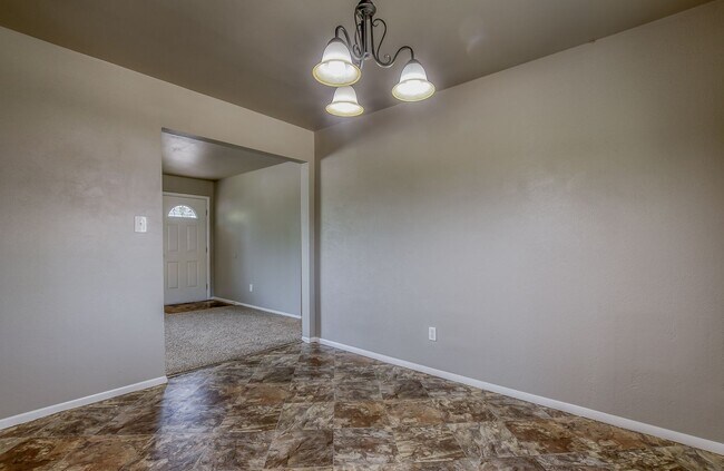 Building Photo - Centrally located 4 bedroom home!