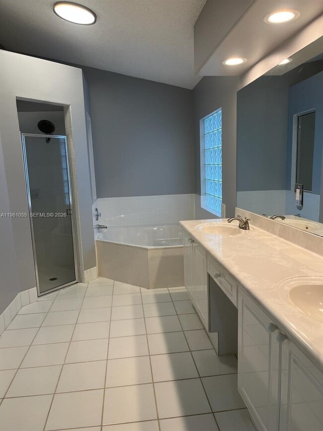 Building Photo - 5033 Prairie Dunes Village Cir