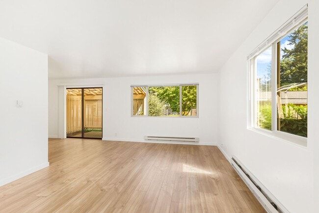 Building Photo - Downtown Issaquah 2 Bedroom 1 Bath Duplex