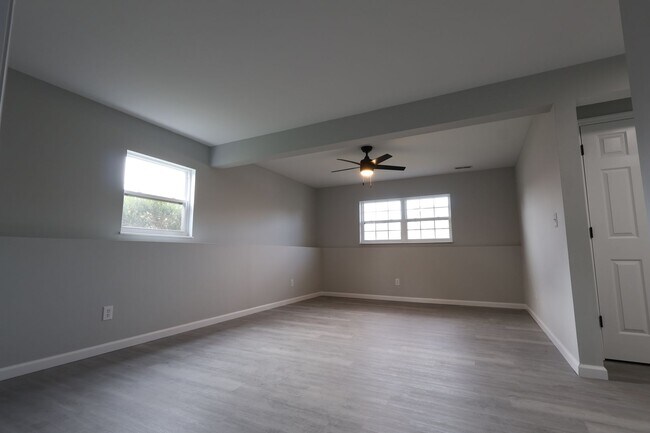 Building Photo - Beautiful 3 Bed 2.5 Bath w/2 Car Oversized Garage