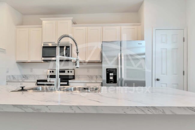 Building Photo - 8373 Zenith Cir