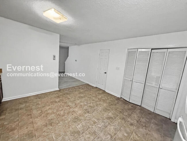 Building Photo - 2 Bed/2 Bath Townhome with Fenced Yard / Pet-Friendly / Vouchers Accepted / Available Now!